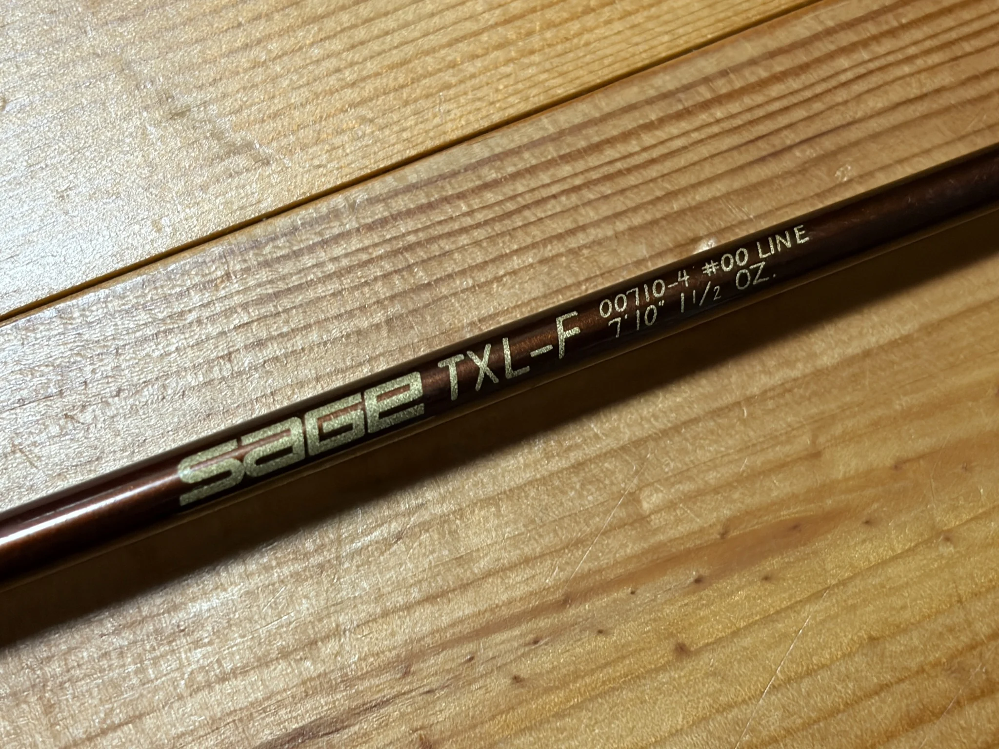 Sage TXL-Fのロッドに刻まれた7ft10in・4ピース・#00 LINEの仕様表記